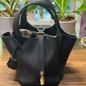 Elegant Black Leather Bucket Bag